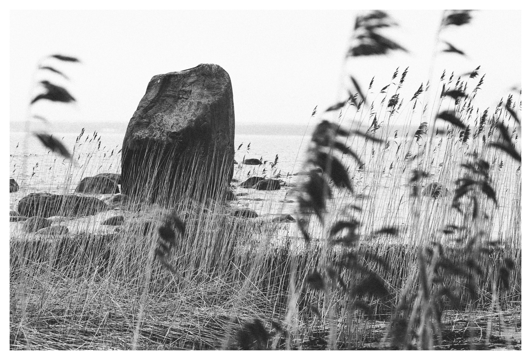 ALT="käsmu, meri, kivi, mustvalge, fotograaf Katrin Press"