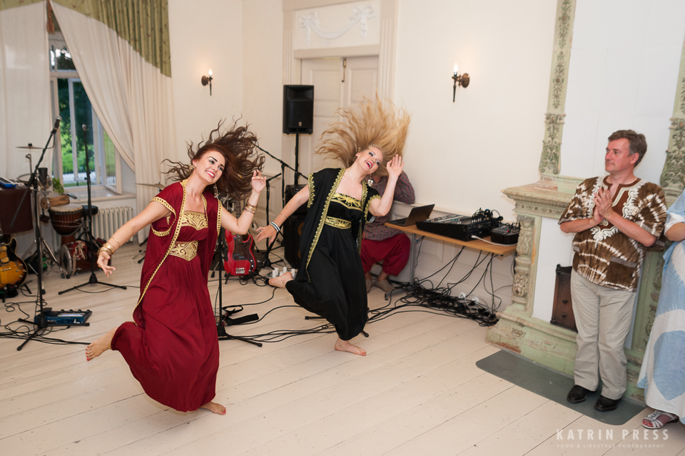 ALT="multicultural wedding, Estonia, dance"