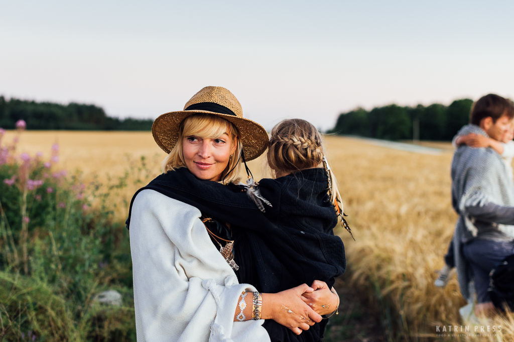 katrin-press-photography-family-portrait-estonia-field-summer