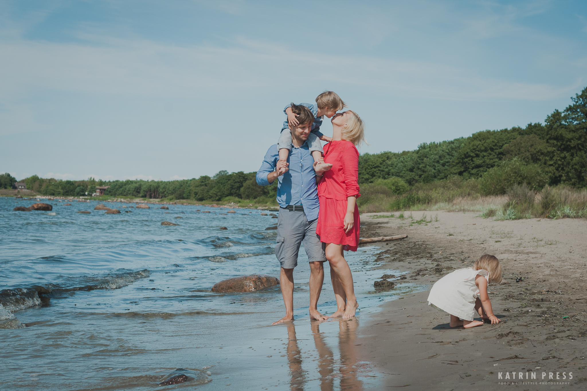 ALT="family on the beach in estonia